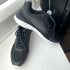 Fila black tennis shoes, 8.5M